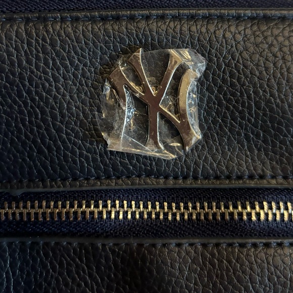 NY Yankee Navy Crossbody Purse - Picture 5 of 6